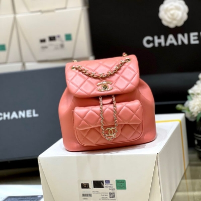 Chanel香奈兒 純原廠Duma 2023A 高級手工坊系列 新顏色 新出的版本是小羊皮的哦，更加柔軟和經典 作為22A最火之一的Duma雙背包！從去年問世一直火到現在，尤其今年幾個新顏色，專櫃都是特別難搶的 實物真的太美太美啦，一定要入