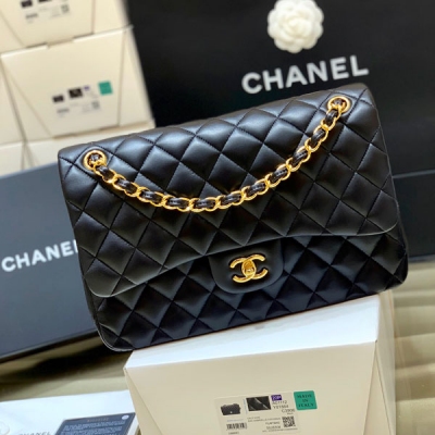 Chanel香奈兒 全新至尊版本 純原廠大號jumbo 經典款之Classic flap bag 皮料：歐洲原廠購入正品羊皮 五金：義大利進口24k鍍厚金鋼鎖 貨源稀少，經常容易斷貨 整個包的手感與真品完美達成一致 大號30cm