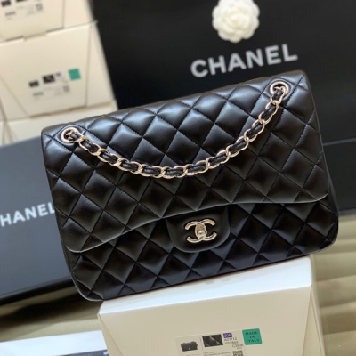 Chanel香奈兒 全新至尊版本 純原廠大號jumbo 經典款之Classic flap bag 皮料：歐洲原廠購入正品羊皮 五金：義大利進口24k鍍厚金鋼鎖 貨源稀少，經常容易斷貨 整個包的手感與真品完美達成一致 大號30cm