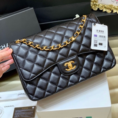 Chanel香奈兒 全新至尊版本 純原廠大號jumbo 經典款之Classic flap bag 皮料：歐洲原廠Haas正品牛皮 五金：義大利進口24k鍍厚金鋼鎖 貨源稀少，經常容易斷貨 整個包的手感與真品完美達成一致 大號30cm