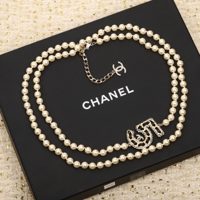 Chanel香奈兒 本季必入爆款！CHANEL 5號choker毛衣鏈 非常重工，我們一致致正品，全部採用施華洛世奇鑽+施華洛珍珠+黃銅材質，每個字母的棱棱角角跟足正品來，鏈條也是一致正品鏈條，全部真金電鍍，非市面假金電鍍，真的美哭了 絕對