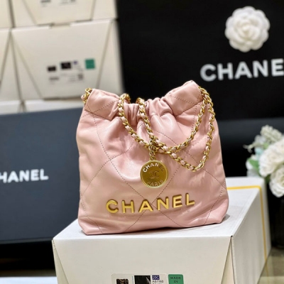 Chanel香奈兒 2023S 春夏系列 大爆款 mini bag 作為全球搶購的大爆款！無疑又是溢價款！非常難買！23s這只mini 22真的是太好看了 上身太好搭配了，容量也超級大 手拎斜挎都可以 經典耐看 獨家原廠方框油臘牛皮 398