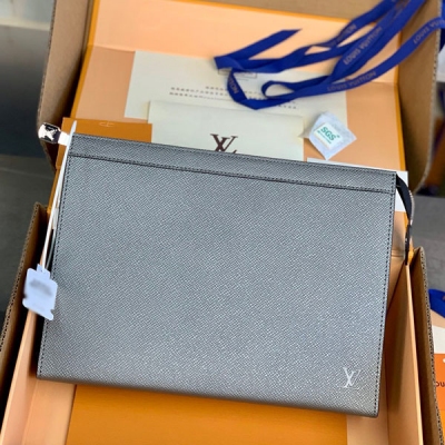 LV路易威登 升級版本M81557銀色！Pochette Voyage 手拿包取?深材?染 Ta?ga 皮革，右下?點角?綴金屬LV字母，內設結?齊構?整的貼袋及卡位，以內斂?調格?收納隨行所需。收入手袋或作?