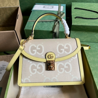 GUCCI古馳 Ophidia系列超級雙G手提包，UKMBG 8480超級雙G圖案巧妙融入品牌標誌性材質，點綴這款挺括而不失動感的Ophidia系列手提包。駝色和香蕉黃帆布致敬恒久雋永的單品與歷久彌新的設計。可拆卸肩帶造就百變造型，既可作為