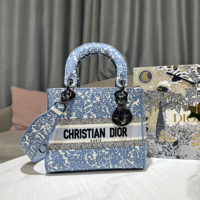 Dior迪奧 新品 中號 LADY D-LITE 手袋 藍色牛仔效果 Dior Brocart 圖案刺繡 這款 Lady D-Lite 手袋將經典優雅的氣質與 Dior 品牌的時尚風貌融為一體。通體飾以藍色牛仔效果 Dior Brocart