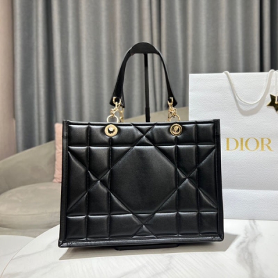 Dior迪奧 新品 中號 DIOR ESSENTIAL 手袋 黑色牛皮革建築感藤格紋 這款 Dior Essential 手袋是 Dior 全新推出的主打單品，於二零二二秋冬成衣系列發佈秀精彩亮相，彰顯現代優雅的實用設計。採用黑色緞面飾面牛