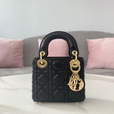 Dior迪奧 新品 超迷你 LADY DIOR 手袋 黑色羊皮革藤格紋 這款超迷你 Lady Dior 手袋體現了 Dior 對精緻和美麗的深刻洞見。採用黑色羊皮革精心製作，飾以藤格紋緝麵線，標誌性版型搭配“D.I.O.R.”吊飾提升格調。