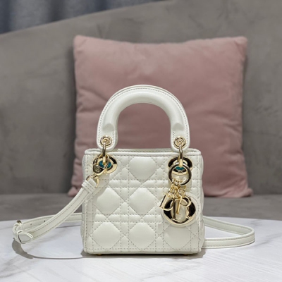 Dior迪奧 新品 超迷你 LADY DIOR 手袋 羊皮革藤格紋 這款超迷你 Lady Dior 手袋體現了 Dior 對精緻和美麗的深刻洞見。採用黑色羊皮革精心製作，飾以藤格紋緝麵線，標誌性版型搭配“D.I.O.R.”吊飾提升格調。迷你