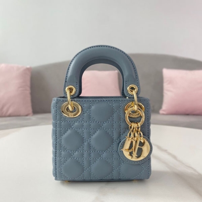 Dior迪奧 新品 超迷你 LADY DIOR 手袋 羊皮革藤格紋 這款超迷你 Lady Dior 手袋體現了 Dior 對精緻和美麗的深刻洞見。採用黑色羊皮革精心製作，飾以藤格紋緝麵線，標誌性版型搭配“D.I.O.R.”吊飾提升格調。迷你