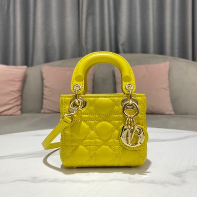 Dior迪奧 新品 超迷你 LADY DIOR 手袋 羊皮革藤格紋 這款超迷你 Lady Dior 手袋體現了 Dior 對精緻和美麗的深刻洞見。採用黑色羊皮革精心製作，飾以藤格紋緝麵線，標誌性版型搭配“D.I.O.R.”吊飾提升格調。迷你