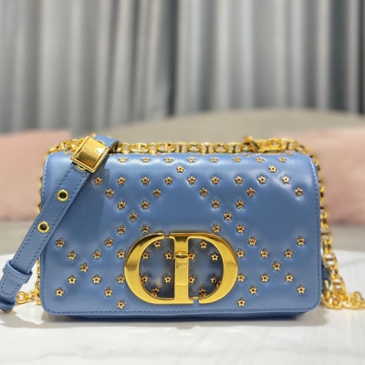 Dior迪奧 新品 小號 DIOR CARO 手袋 黑色羊皮革 Lucky Star 藤格紋圖案 這款 Dior Caro 手袋結合典雅氣質與現代風範。採用黑色羊皮革精心製作，飾以 Lucky Star 藤格紋圖案，為標誌性的 Dior 圖