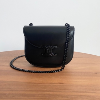 Celine 2022s 新品 TEEN BESACE TRIOMPHE鏈條亮澤牛皮革手袋新的凱旋門馬鞍包teen besace也太美了 不同以往的正方形包型，弧形的下擺增加了一絲柔美的感覺，也有一點俏皮可愛，容量也非常可 pro max都