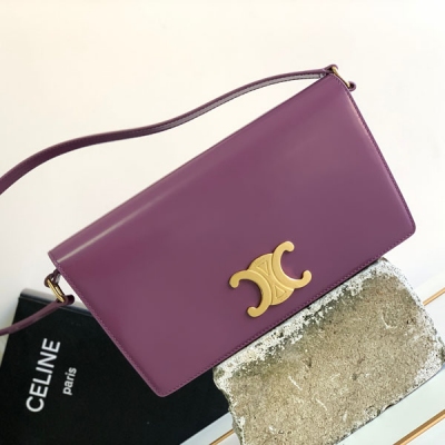 Celine 冬季新品 TRAPEZE TRIOMPHE亮澤牛皮革手袋 2023s全新設計兩用腋下包 這個復古調凱旋門真是磕在心上 超美 包型硬挺 輪廓感十足 質感滿分 日常又百搭 可肩背亦可當手包使用 牛皮壓紋，羊皮革襯裡，肩背或手提，按