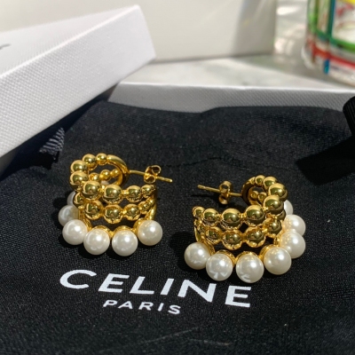 Celine施令 耳釘飾品永遠都是首選 自帶魔力讓人無法抗拒，bling bling的無敵美， 隨意搭配都可鹽可甜