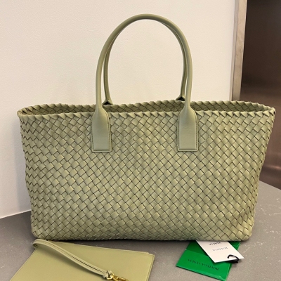 BV Bottega Veneta 新品Cabat大號購物袋來啦！608811 最為經典的包包 帶你回到了最初的模樣 傳統的編織帶原皮原味的包工匠製作 超柔軟有質感 沒有Logo 但卻一眼認出它 這就是Bv粉一直都沉澱不出來的原因 想要低調