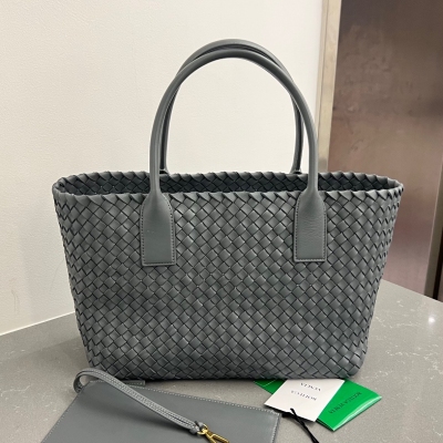 BV Bottega Veneta 新品Cabat 小號購物袋來啦！608810 最為經典的包包 帶你回到了最初的模樣 傳統的編織帶原皮原味的包工匠製作 超柔軟有質感 沒有Logo 但卻一眼認出它 這就是Bv粉一直都沉澱不出來的原因 想要低