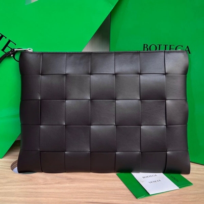 BV Bottega Veneta 2022新款 編織小牛皮手包 649616，這款手包延續了以往標誌性編織工藝 皮質細膩真皮手感十足柔軟，整體版型定性極佳 拉鍊內裡有內側 條條有序收納神器 它看是隨意 卻是你全身上下的點睛之筆 送禮或自用