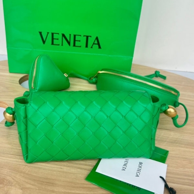 BV Bottega Veneta 2023秋冬新款三合一 717429 經典的傳承編織工藝 多功能斜挎包 採用羊皮皮材質 舒適耐用 配有一個主隔層 眼鏡盒和耳機盒 再也不用擔心小東西不翼而飛的問題 超級實用的三合一 適合各種凹造型 快來g