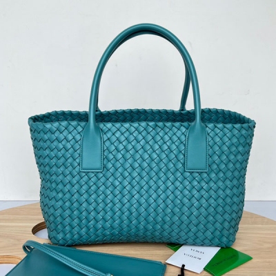 BV Bottega Veneta 新品Cabat 小號購物袋來啦！608810 最為經典的包包 帶你回到了最初的模樣 傳統的編織帶原皮原味的包工匠製作 超柔軟有質感 沒有Logo 但卻一眼認出它 這就是BV粉一直都沉澱不出來的原因 想要低