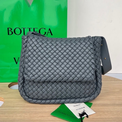 BV Bottega Veneta 2023秋冬新品COBBLE 肩背包 709418 經典的細編織回歸啦！回味不一樣的風格和回憶 同樣採用標誌性的intrecciato編織皮革工藝以及柔軟的小羊皮製成，設計風格簡約，優雅 俐落 凹顯極具格