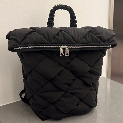 BV Bottega Veneta 新品 男女同款雙肩包來啦690891 軟軟胖胖尼龍背包 秋冬最佳選擇 簡約輕奢風，內裡由橢圓形網面而成 質感像棉被一樣的軟糯越背越依賴 三角形的底部顯的格外突出使造型時髦高級 非常隨性休閒能裝下一切的背包