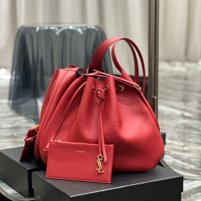 Yves Saint Laurent YSL 聖羅蘭 Flat Hobo bag YSL 全皮款抽繩包/肩背包 全皮的設計這款簡約的包包多了一份精緻時髦特別感 抽繩非常，第一眼就秒被種草了 爆炸好看 真的太適合秋冬季，日常穿搭必備單品大氣又