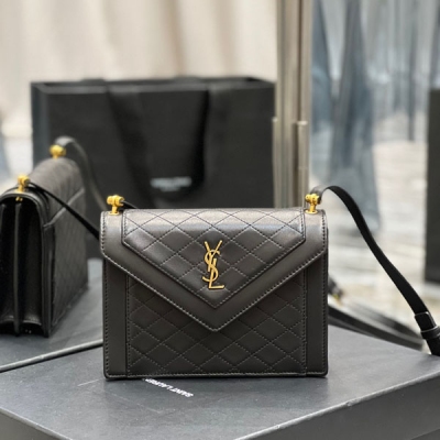 Yves Saint Laurent YSL 聖羅蘭 GABY mini 絎縫紋路信封包，採用義大利小羊皮，裡外全皮，配上精細手工精心製作，獨家定制金屬YSL logo彰顯個性，翻蓋設計確保使用的安全性，包內設有兩個主隔層，一個拉鍊袋，肩帶