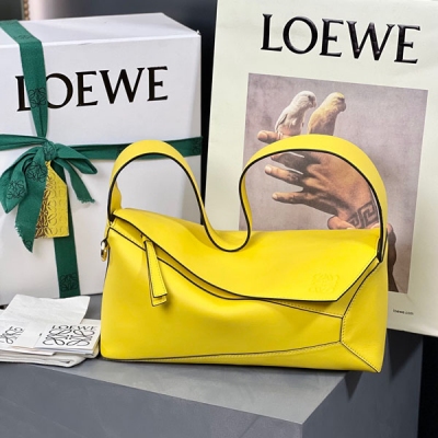 Loewe羅意威 LOEWE 羅意威 Puzzle Hobo 腋下手袋 新色上線 型號:062137 尺寸:高14-寬28.7-深10.7cm（提手高度25cm）拽姐辣妹必備！作為一個腋下包容量無敵，中古造型，復古感滿滿。可手拎單肩背，背面