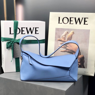 Loewe羅意威 LOEWE 羅意威 Puzzle Hobo 腋下手袋 新色上線 型號:062137 尺寸:高14-寬28.7-深10.7cm（提手高度25cm）拽姐辣妹必備！作為一個腋下包容量無敵，中古造型，復古感滿滿。可手拎單肩背，背面