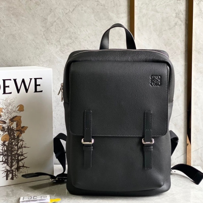 Loewe羅意威 Military 軍用背包到貨柔軟粒面牛皮，帶有一個主隔層和一個折疊翻蓋下的額外隔層，磁扣關閉。帶襯墊的肩帶可通過金屬滑塊調節。雙肩背、單肩背手提也可，內裡大口袋可容納筆記型電腦 ，實用性強Size：39*28*11cm