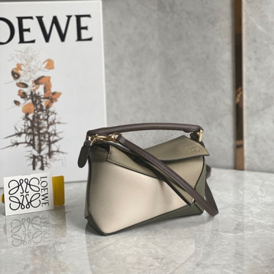 Loewe羅意威 最新拼接月桂綠 puzzle家族再添一員 簡約大氣的幾何設計巨高級的配色搭配牛皮拼接 棉麻內襯 mini號小身材大容量口紅，粉餅統統進來 毫無壓力哈 size:18*11*7.5cm/迷你 配包裝