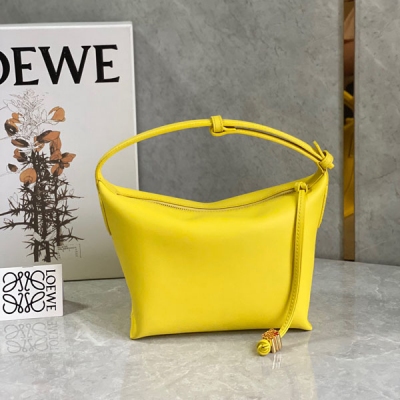 Loewe羅意威 情人節限定款 cubi全皮飯盒包 napa納帕牛皮 比起提花款 全皮來的更極簡大方、輕便 新配色也是可愛到不行拉繩上的小五金件裡有個小愛心，細節很到位，戳到心窩窩裡去了姐妹們速速整起啦Size：20.5×17×12.5cm