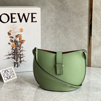 Loewe羅意威 Moulded Bucket Bag 超可愛小水桶包出貨啦 時尚立體的Bucket 手袋採用光滑牛皮製成 肩背 斜挎 小個子還當腋下包 （斜挎得看身高體重）肩帶不調節 自重輕 隨身物品都裝 實用性強~小個子必入款Size: