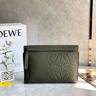 Loewe羅意威 最新顆粒紋T pouch 系列手包出貨選用質感柔軟顆粒紋小牛皮製成，手感超贊，正面飾有Anagram 壓紋大logo，碰撞出與眾不同的都市時尚！size:29.5*20cm