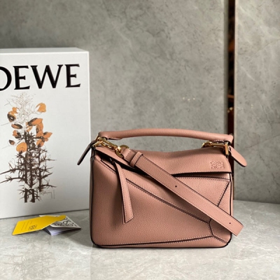 Loewe羅意威 puzzle荔枝皮家族再添一員2022豆沙粉 簡約大氣的幾何設計 可甜可鹽定制荔面牛皮 手感舒適上身氣質立馬up 立體包型還蘊藏著非凡的容量 是永遠都囤不夠的熱門單品啊size:24*10*14cm/小號 配包裝