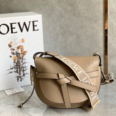 Loewe羅意威升級版字母寛肩帶馬鞍包MiniGateDual手袋出貨 絕絕子寬肩帶簡直是靈魂之筆 賦予了gate全新的生命包身採用柔軟牛皮革精製而成，可拆卸調節牛皮提繡花肩帶 單肩斜挎、腰包 胸包都非常~背上身很顯氣質 容量也非常線上 必