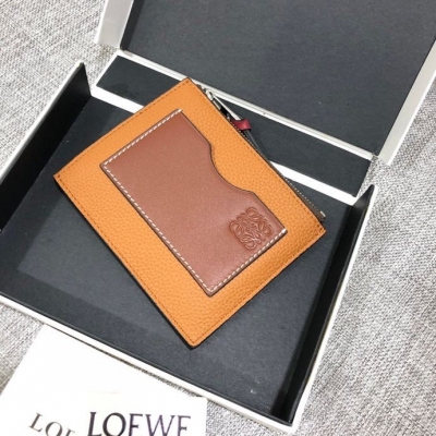 Loewe羅意威 拉鍊薄款小卡包出貨、選用珠地小牛皮，內裡經典平紋小牛皮，外側6 個卡位，拉鍊口袋可放零錢，款號3732 尺寸 12*9.5