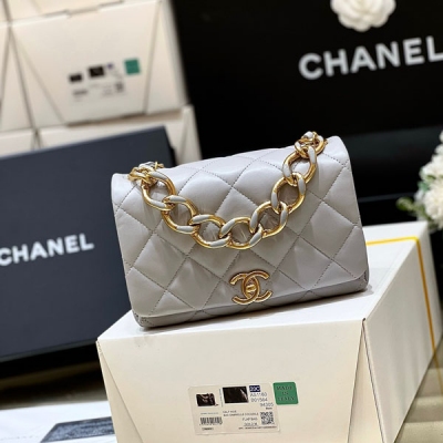 Chanel香奈兒 2022A 高級手工坊系列 粗鏈風琴包 作為22A最火之一的風琴包，專櫃也是要靠搶才買得到！ 尤其是受到各到網紅明星的追捧 風琴包都是比較實用，這次配了大粗手腕，上身簡直絕絕子，太美啦 裡外都是進口小羊皮，手感好！336