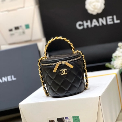 Chanel香奈兒 2022A 高級手工坊系列 手柄化妝包 這只化妝包依然放不下手機，內裡附帶鏡子 只能裝的下可愛和口紅，鑰匙，粉餅之類的小物件！但絲毫不減它的火熱 手提也超級好看哦 編號AP2873，尺寸10.5*11.6*10.5cm