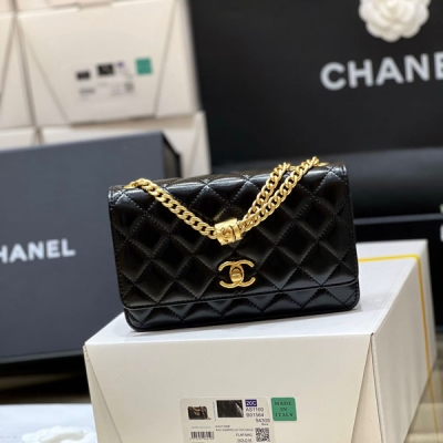 Chanel香奈兒 2022k 秋冬高級成衣系列 本季最搶手的小金柱調節扣發財包 正品購入開發 22k 新款真是一包難求！像這樣的熱門款式，都需要溢價買 實用Woc小包，鏈條增加了小金柱調節扣更加方便，可以隨意調節長短 超級多種背法，也可以