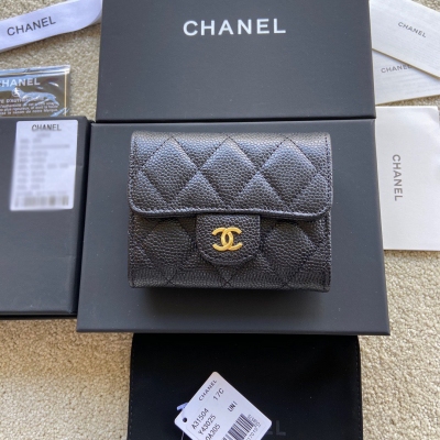 Chanel香奈兒 小香進口義大利皮 貨號:A31504 尺下:w12.5×h8.5×d2.5cm 顏色:黑色球紋金色鋼嘜