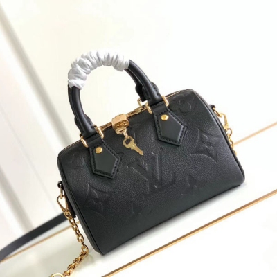 LV路易威登 LOUIS VUITTON LV路易威登 M58953 M58958 本款 Speedy Bandoulière 20 手袋採用珠光 Monogram Empreinte 皮革製作而成，飾有超大 Monogram 圖案。簡明輪