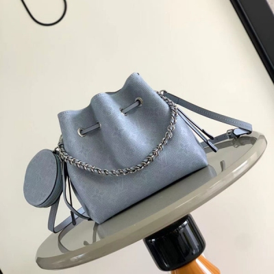 LV路易威登 LOUIS VUITTON LV路易威登 M21886 M21582本款 Bella 水桶包為鏤花牛皮革賦予金屬光澤，烘托 Monogram 穿孔圖案。玲瓏構型和圓領零錢包點明摩登潮流，皮革及金屬編織手柄實現手拎和肘挎，可拆卸