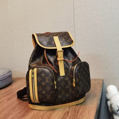 LV路易威登 LOUIS VUITTON LV路易威登【老鼠版本?M40107老花】Monogram 帆布中古雙肩包的名字 Bosphore，是流經伊斯坦布爾的一條海峽。背包設有多個可裝手機、老花雙袋拉繩蓋頭左側小包豎拉鍊男士背包雙肩包。可