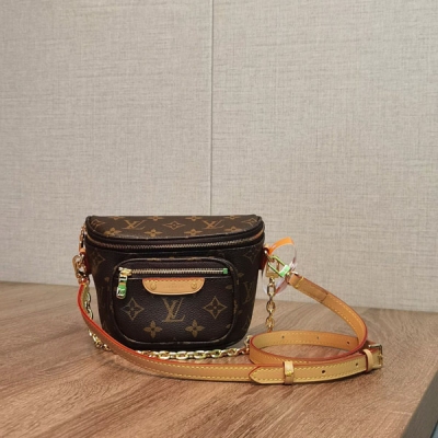 LV路易威登 M82335 Mini Bumbag 手袋來自 LV Gradient 系列，為 Monogram Empreinte 潮流構型設有拉鍊主隔層，路易威登皮革標籤點綴正面口袋。巧用可拆卸鏈條和可拆卸