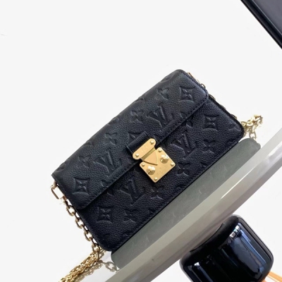 LV路易威登 M82637 M82836 鏈條包系列 Wallet On Chain Metis 鏈條手袋 取材粒面 Mjs Monogram Empreinte 皮革，上面壓印品牌 Monogram 圖案。外