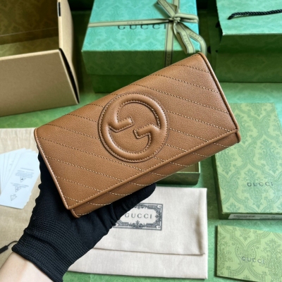 GUCCI古馳 Blondie系列長款錢包。Gucci Blondie系列以品牌頗為大膽的一款圖案搭配同色調皮革設計，處處散發著含蓄內斂的氣息。該系列匠心融蘊圓形幾何風格互扣式雙G，盡展Gucci現代美學設計。在這款長款錢包上，該標識細節于