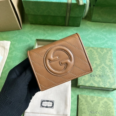 GUCCI古馳 Blondie系列卡包。Gucci Blondie系列以品牌頗為大膽的一款圖案搭配同色調皮革設計，處處散發著含蓄內斂的氣息。該系列匠心融蘊圓形幾何風格互扣式雙G，盡展Gucci現代美學設計。在這款棕色皮革卡包上，該標識細節于