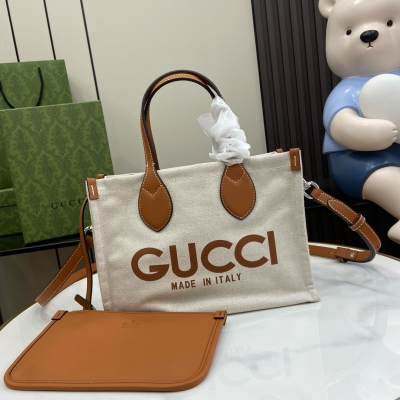 GUCCI古馳 GG 新品 印花迷你托特包，品牌標誌性印花不斷煥新演繹，生動彰顯品牌別具一格的美學理念。作為2024早春系列的重要敘事元素，“Gucci Made in Italy”印花匠心點綴這款米色帆布托特包，與藍色滾邊和GG Supr