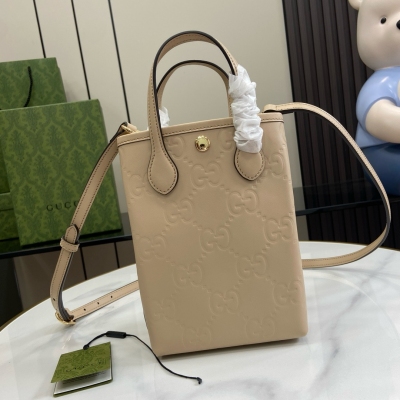 GUCCI古馳 新品 配肩帶GG超迷你手袋。品牌頗具代表性的圖案化身為富於變化而不失經典本色的符號元素，為全新系列增色添彩。淺粉色經典GG皮革為這款超迷你手袋添注個性格調，外部隔層和鏈式肩帶成就多種穿搭方式。淺粉色GG皮革，絨面質感超細纖維